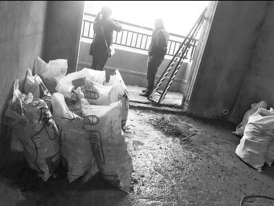 裝修工人正在與裝錯房的業主打電話