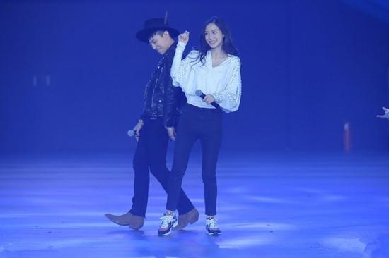 偶像面前,baby變羞澀少女