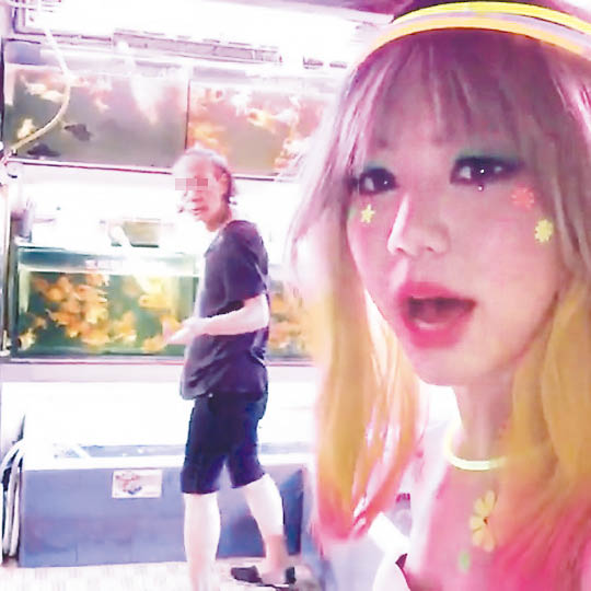 鄧紫棋穿熒光裝,嚇尿路人