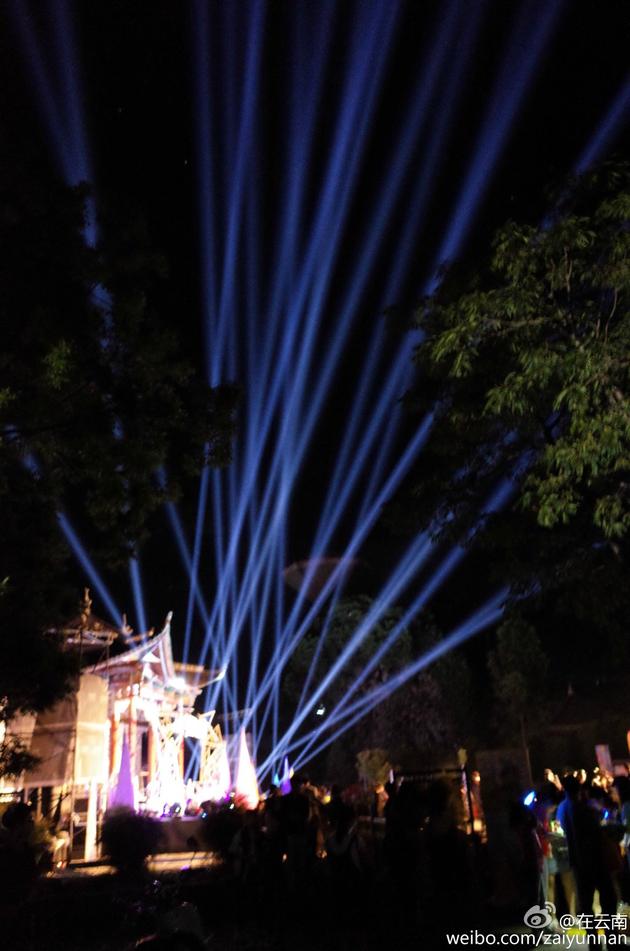 李亞鵬所辦藝術(shù)活動(dòng)驚擾群鳥(niǎo) 李亞鵬所辦藝術(shù)活動(dòng)驚擾群鳥(niǎo)