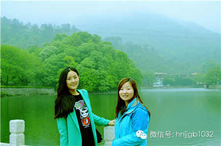 奧斯卡汽車影城的美女和這個風景融入的真好啊，有木有？！