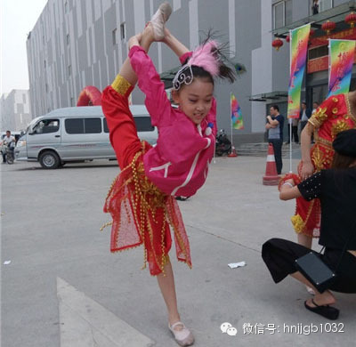 先練練功,為一會兒的演出做準備 先練練功,為一會兒的演出做準備