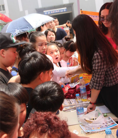 禮品領取處,這是要把工作人員圍攻的節奏啊。 禮品領取處,這是要把工作人員圍攻的節奏啊。