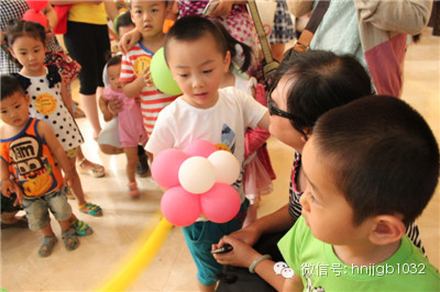 拿到氣球玩具的小朋友，瞬間成了焦點，周圍的小朋友都想和你做朋友，你知道嗎？