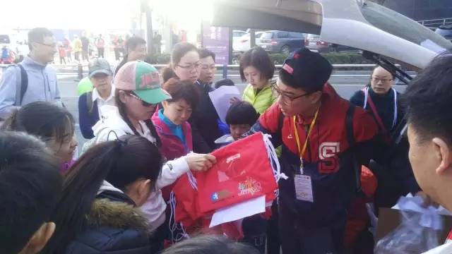 8:30準(zhǔn)時(shí)集合，現(xiàn)場(chǎng)工作人員給大家分發(fā)參賽證和參賽衣服。