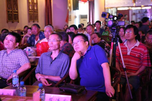 信息廣播總監李金鋒(左1)、副總監魏志剛(左2)、副總監陳德年(左3) 信息廣播總監李金鋒(左1)、副總監魏志剛(左2)、副總監陳德年(左3)