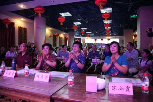 我省著名豫劇表演藝術家素君(左2)、常香玉弟子、國家一級演員張月榮(右2) 我省著名豫劇表演藝術家素君(左2)、常香玉弟子、國家一級演員張月榮(右2)