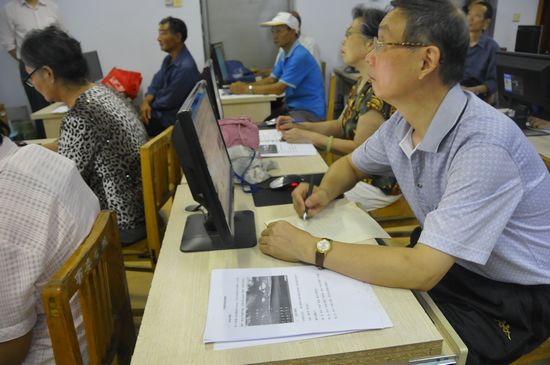 老年朋友學(xué)得多么認(rèn)真 老年朋友學(xué)得多么認(rèn)真