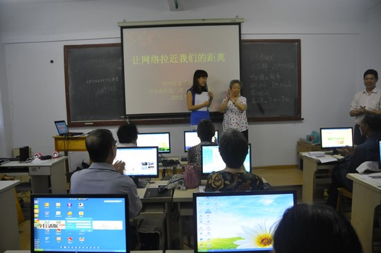 擁有18萬粉絲的網(wǎng)絡(luò)紅人、78歲的QQ奶奶張秀麗也來到網(wǎng)絡(luò)課堂 擁有18萬粉絲的網(wǎng)絡(luò)紅人、78歲的QQ奶奶張秀麗也來到網(wǎng)絡(luò)課堂