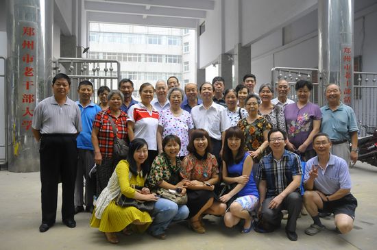 信息廣播《603老朋友》欄目組工作人員和老年朋友合影 信息廣播《603老朋友》欄目組工作人員和老年朋友合影