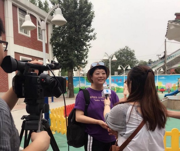 主持人周迪接受河南廣播電視臺記者采訪 主持人周迪接受河南廣播電視臺記者采訪