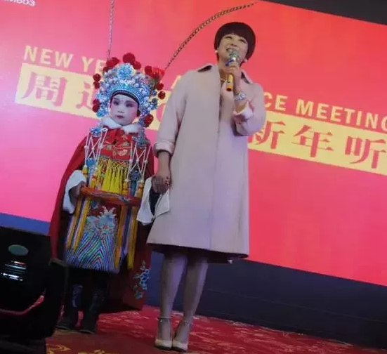 盛裝亮相的小戲迷,周迪的節目影響了一代又一代人 盛裝亮相的小戲迷,周迪的節目影響了一代又一代人