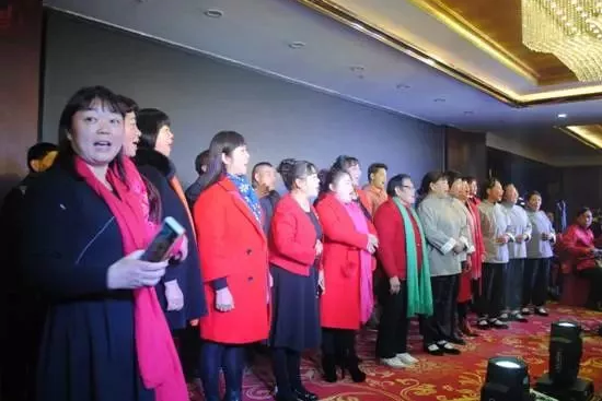 開心的戲迷朋友來個大合唱 開心的戲迷朋友來個大合唱