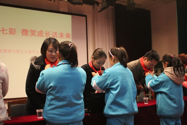 少先隊(duì)員為優(yōu)秀志愿者系上紅領(lǐng)巾 少先隊(duì)員為優(yōu)秀志愿者系上紅領(lǐng)巾