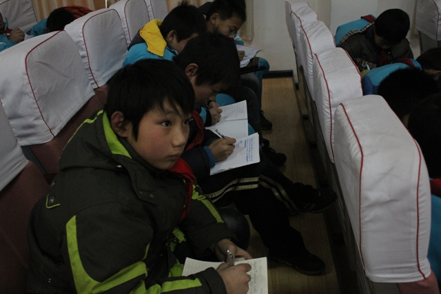 孩子們認(rèn)真記筆記 孩子們認(rèn)真記筆記