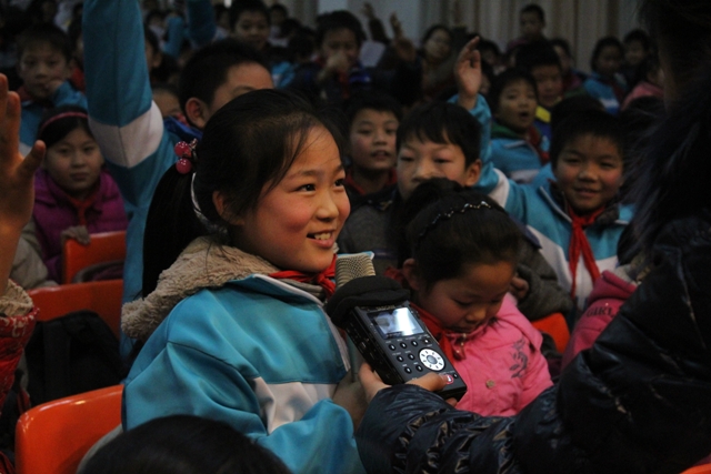 孩子接受教育廣播記者采訪 孩子接受教育廣播記者采訪