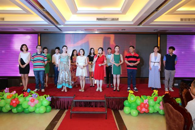 全體主持人登臺亮相 全體主持人登臺亮相