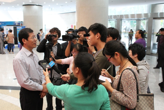 城市之聲總監接受各媒體采訪 城市之聲總監接受各媒體采訪