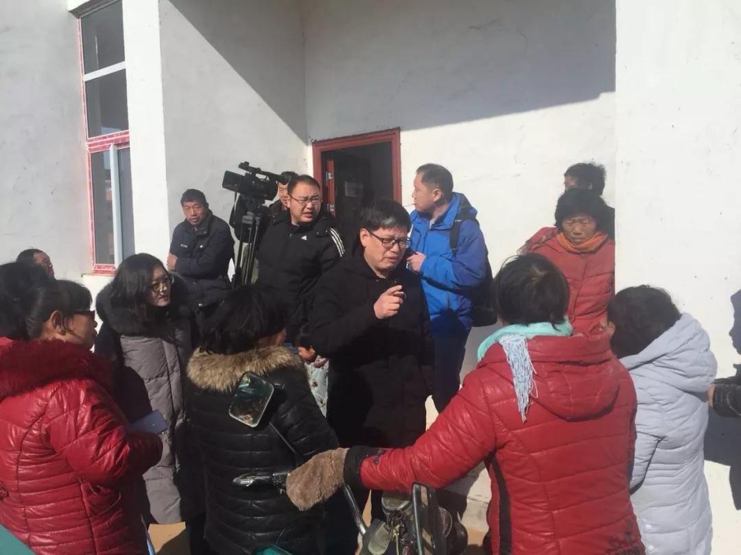 草莓農戶圍著專家問草莓生產中的難題 草莓農戶圍著專家問草莓生產中的難題