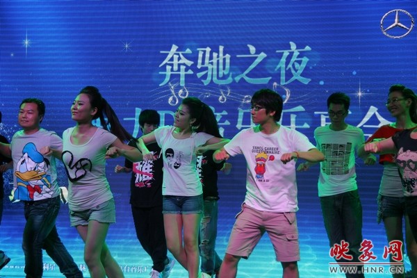 熱情洋溢的開場舞，DJ們全身心投入