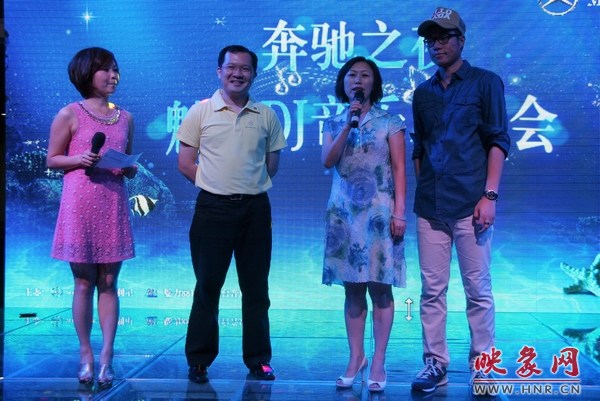 魅力881總監李仙芝(右二)現場送出大獎 魅力881總監李仙芝(右二)現場送出大獎