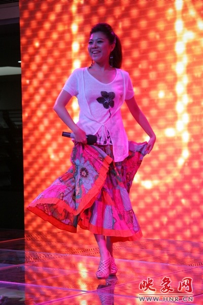 新聞小姐李江載歌載舞 新聞小姐李江載歌載舞