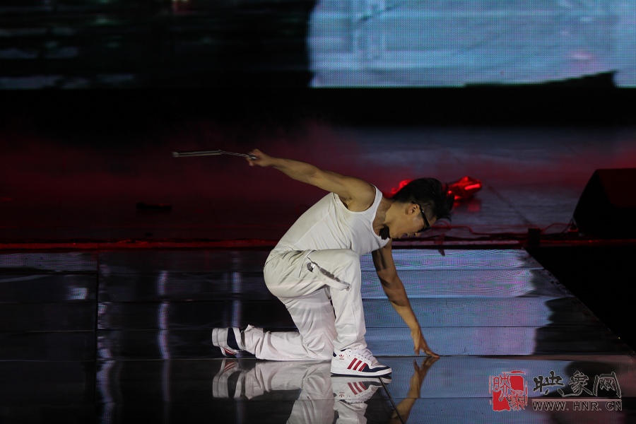 歌手阿亮雙截棍表演 歌手阿亮雙截棍表演