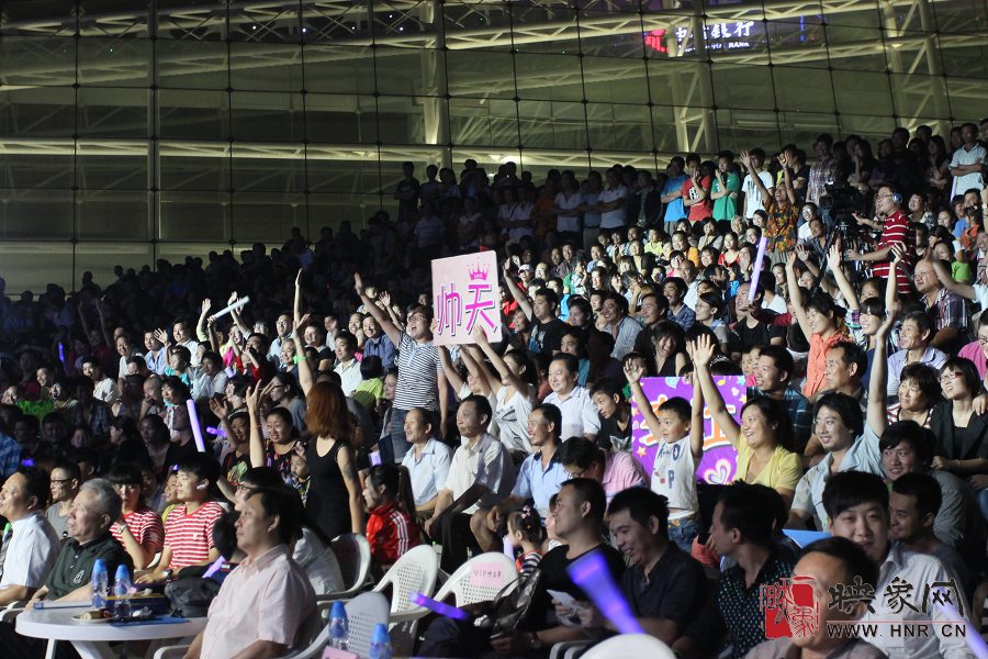 現(xiàn)場(chǎng)觀眾積極搶答 現(xiàn)場(chǎng)觀眾積極搶答