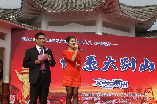 演出現場主持人向老人們表達節日的問候。 演出現場主持人向老人們表達節日的問候。