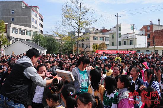 演出現場觀眾積極參與、氣氛熱烈。 演出現場觀眾積極參與、氣氛熱烈。