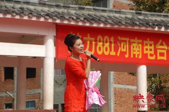 魅力881主持人李江在演出中 魅力881主持人李江在演出中