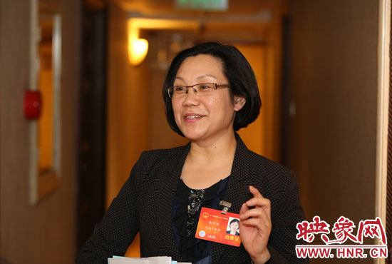 全國人大代表、商丘市實驗小學校長高阿莉做客映象網(wǎng)兩會微視。 全國人大代表、商丘市實驗小學校長高阿莉做客映象網(wǎng)兩會微視。