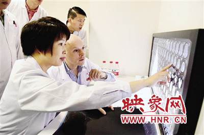 王梅云跟加拿大院士在討論病例 王梅云跟加拿大院士在討論病例