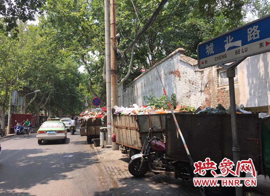 垃圾車停放在城北路上 垃圾車停放在城北路上