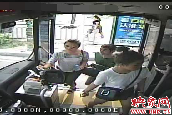 監(jiān)控顯示,竊賊偷女孩手機,公交車長幫忙要回手機。 監(jiān)控顯示,竊賊偷女孩手機,公交車長幫忙要回手機。