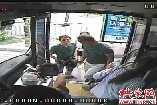 監(jiān)控顯示,竊賊偷女孩手機,公交車長幫忙要回手機。 監(jiān)控顯示,竊賊偷女孩手機,公交車長幫忙要回手機。