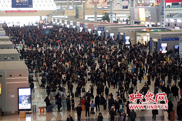 昨日因全國大面積降雪導途經鄭州東站部分高鐵晚點停運 昨日因全國大面積降雪導途經鄭州東站部分高鐵晚點停運