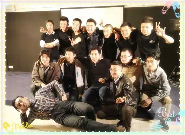 表演結束,看這哥們兒,為了和演員合影也是蠻拼的! 表演結束,看這哥們兒,為了和演員合影也是蠻拼的!