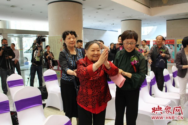 豫劇大師馬金鳳先生來到現(xiàn)場(chǎng) 豫劇大師馬金鳳先生來到現(xiàn)場(chǎng)