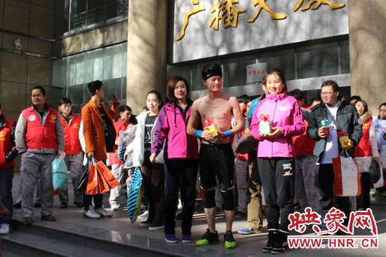 “光豬”活動出發前集結 “光豬”活動出發前集結