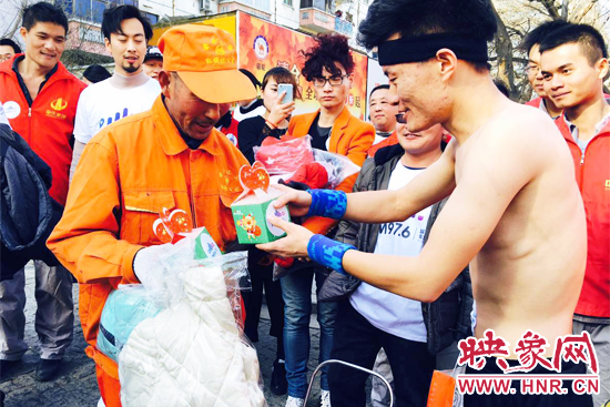 主持人路飛給環衛工人發放圣誕節禮物 主持人路飛給環衛工人發放圣誕節禮物