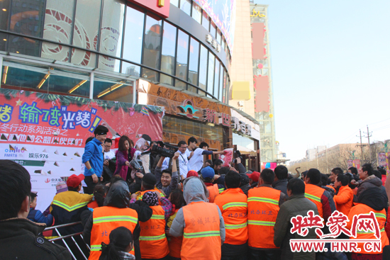 現場向環衛工人發放溫暖貼心的禮物 現場向環衛工人發放溫暖貼心的禮物