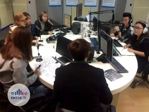 正式直播的時候,美少女們都非常認真哦! 正式直播的時候,美少女們都非常認真哦!