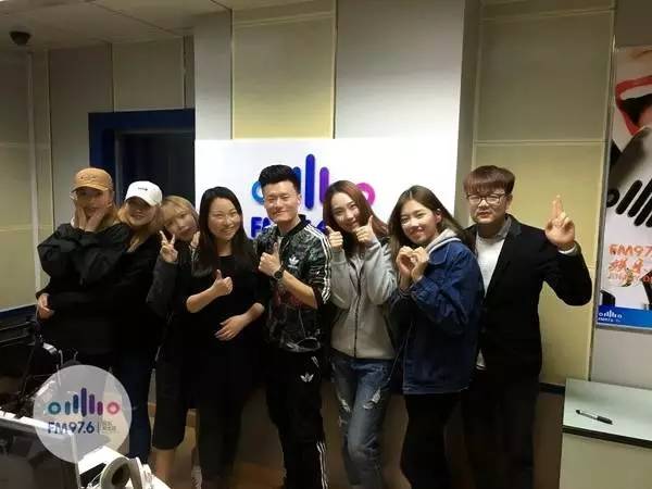 丁蘭和路飛被美女們包圍 丁蘭和路飛被美女們包圍