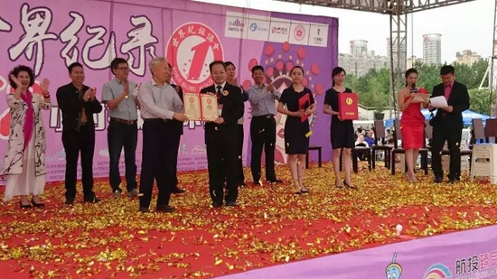 河南人民廣播電臺副臺長翟國選代表主辦方接受挑戰成功認證證書 河南人民廣播電臺副臺長翟國選代表主辦方接受挑戰成功認證證書