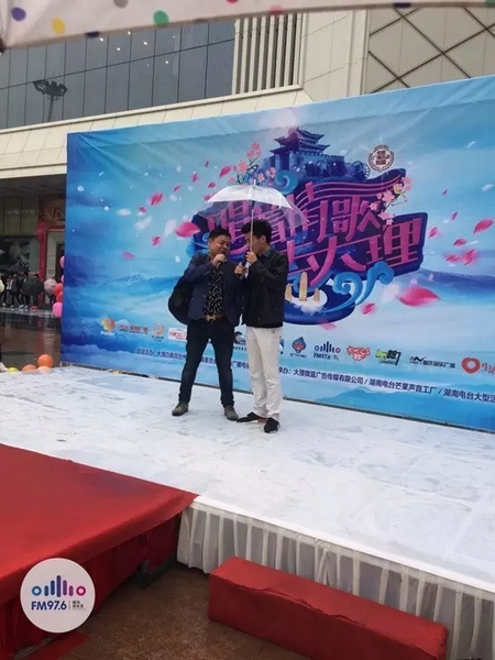 這位男士向遠(yuǎn)在家鄉(xiāng)的妻子隔空表白,勇氣真是大大的,您對妻子的愛,已經(jīng)超越萬水千山。 這位男士向遠(yuǎn)在家鄉(xiāng)的妻子隔空表白,勇氣真是大大的,您對妻子的愛,已經(jīng)超越萬水千山。