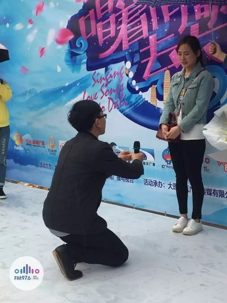 蘇世龍手捧戒指,單膝跪地向夢夢求婚,夢夢激動的說不出話來,點頭答應(yīng)~ 蘇世龍手捧戒指,單膝跪地向夢夢求婚,夢夢激動的說不出話來,點頭答應(yīng)~