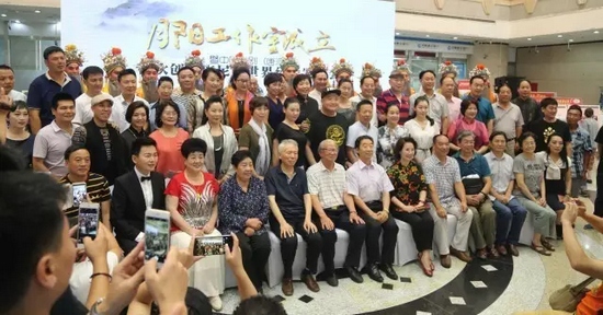 諸多藝術家和社會各界人士以及唐派弟子、戲迷到場祝賀 諸多藝術家和社會各界人士以及唐派弟子、戲迷到場祝賀