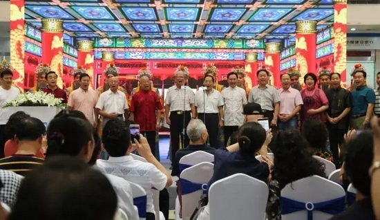 新聞發布上唐派弟子(部分)齊唱唐派代表劇目《三哭殿》選段 新聞發布上唐派弟子(部分)齊唱唐派代表劇目《三哭殿》選段