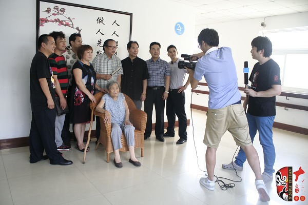 唐派眾弟子將通過視頻向7月15日在鄭東新區(qū)噴泉廣場(chǎng)觀看《豫韻唐風(fēng)——豫劇唐派名家票友演唱會(huì)》演出的 唐派眾弟子將通過視頻向7月15日在鄭東新區(qū)噴泉廣場(chǎng)觀看《豫韻唐風(fēng)——豫劇唐派名家票友演唱會(huì)》演出的